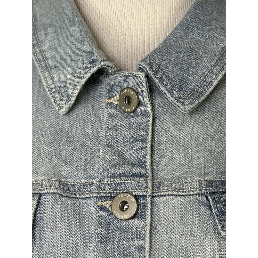 Torrid Denim Jacket Womens 4 Light Wash Frayed Hem Stretch Button Front Plus - Picture 3 of 16